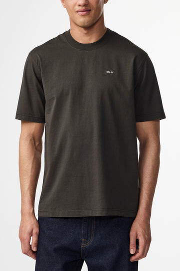 NN07 M Adam EMB T-Shirt 3209 Dark Army