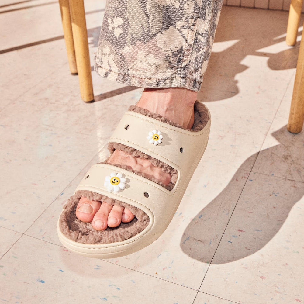 Crocs W Classic Cozzzy Sandal Bone Mushroom