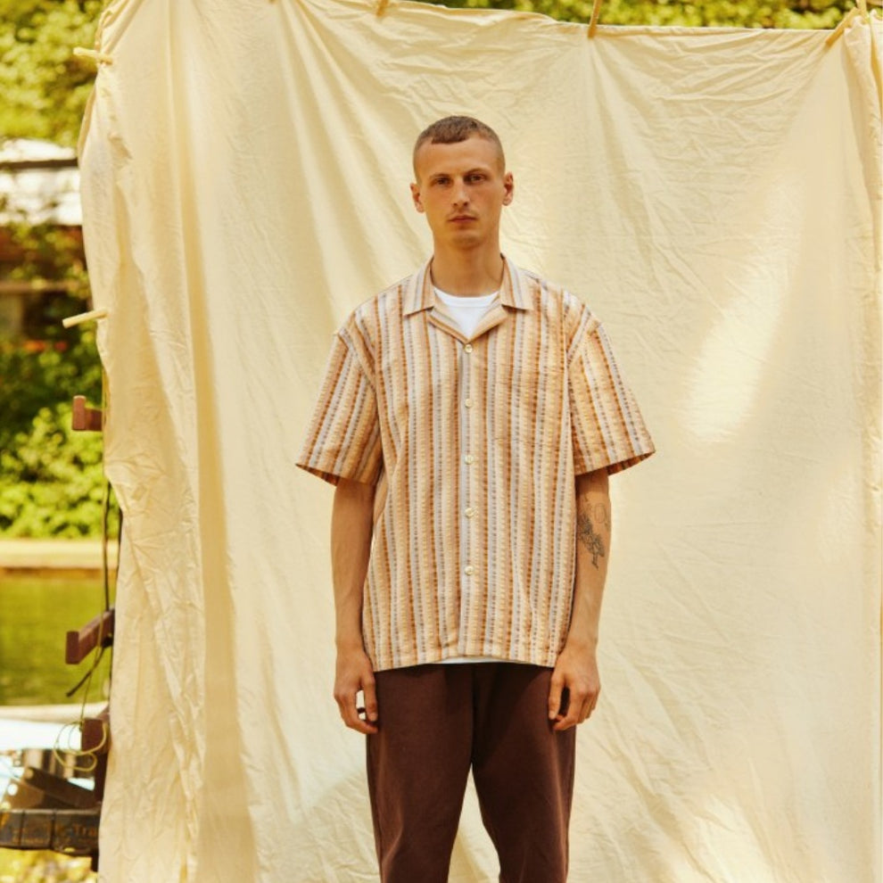 Forét M Otter Seersucker SS Shirt Rubber Stribe PRIS MANGLER