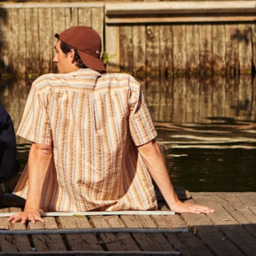 Forét M Otter Seersucker SS Shirt Rubber Stribe PRIS MANGLER