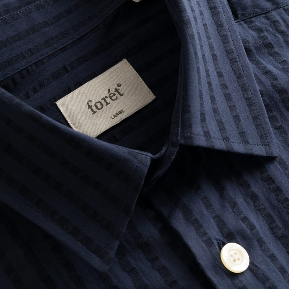 Forét M Vole Seersucker SS Shirt Navy PRIS MANGLER