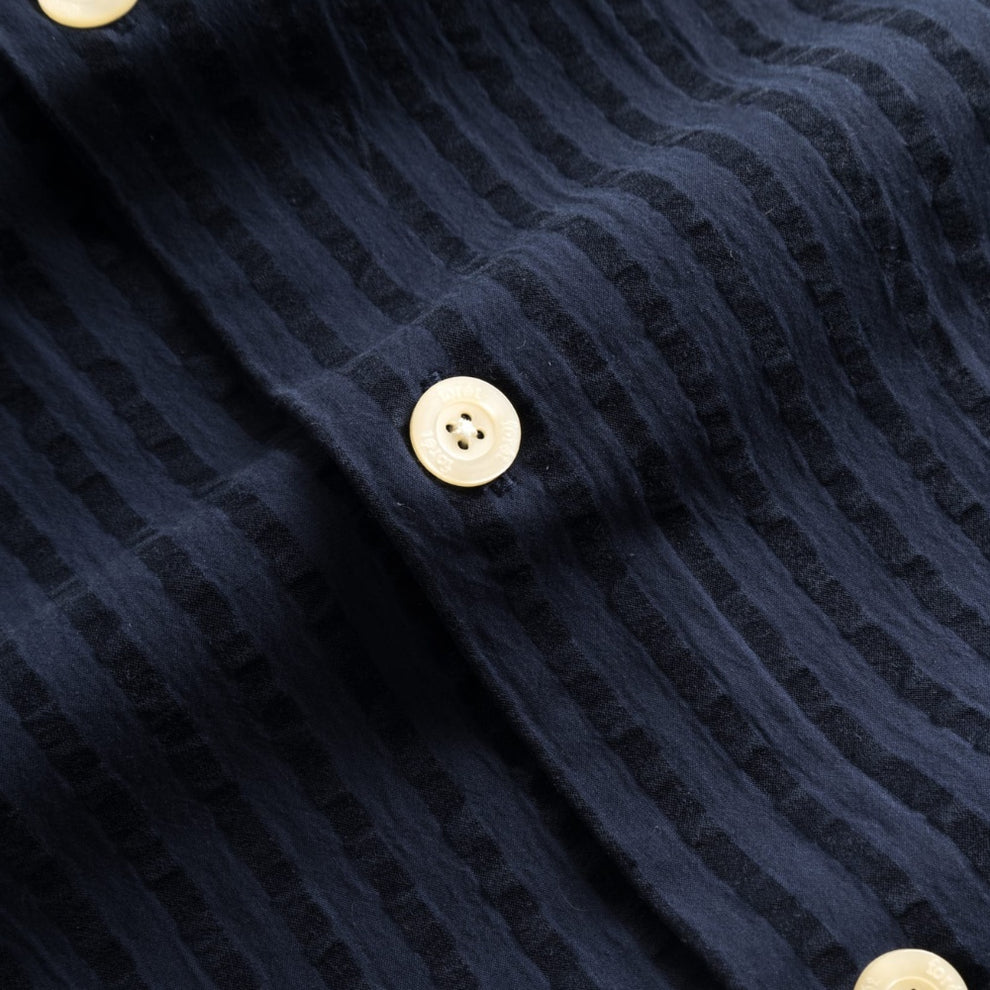 Forét M Vole Seersucker SS Shirt Navy PRIS MANGLER