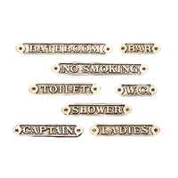 Messingskilte med tekst