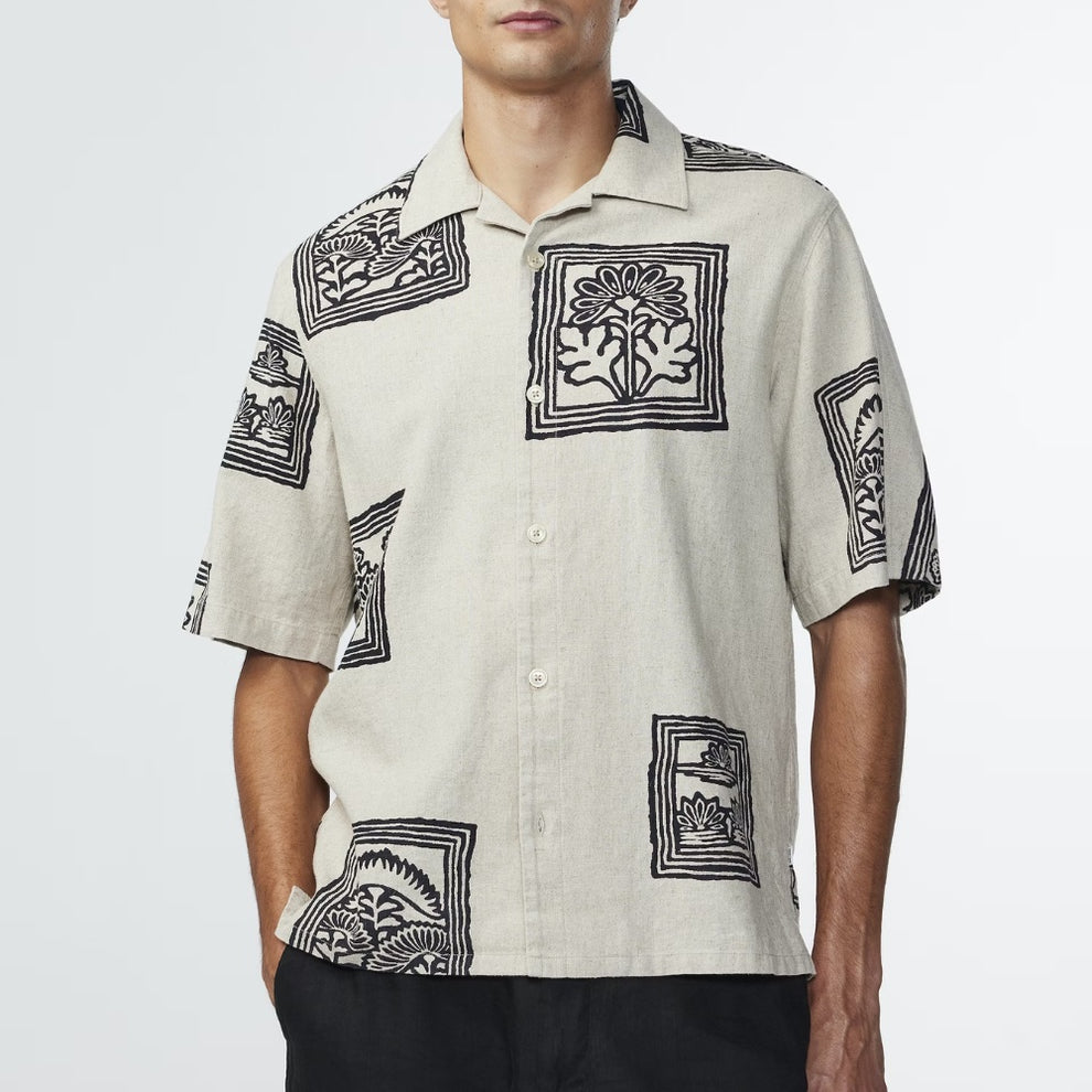 NN07 M Ole Print SS Skjorte Oatmeal