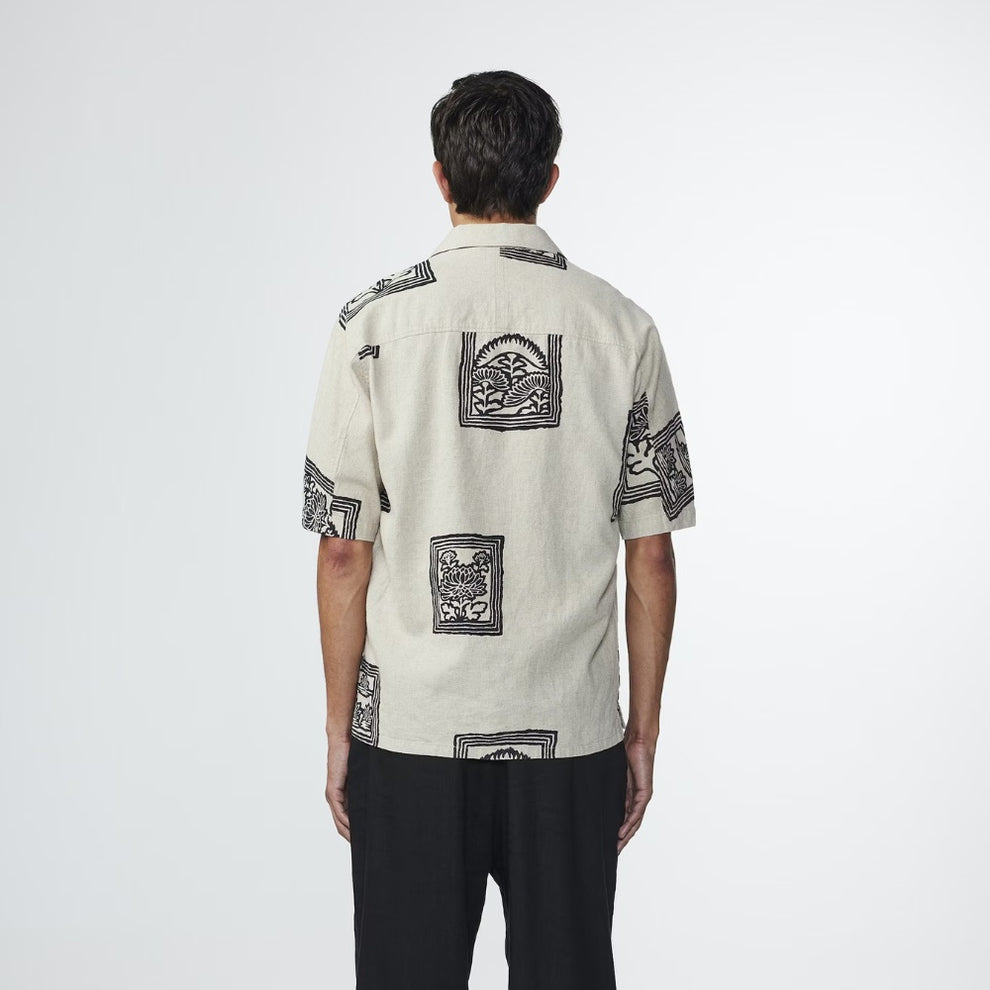 NN07 M Ole Print SS Skjorte Oatmeal