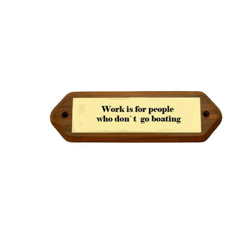 Tekstskilt med Teksten: "Work is for people who don't go boating"